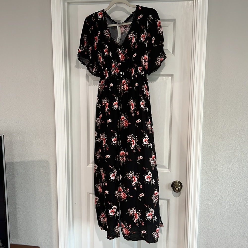 Francesca’s Black Floral Maxi Dress Size Small